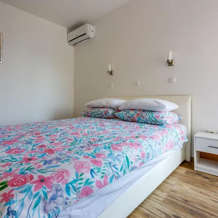 Melanie Apartment